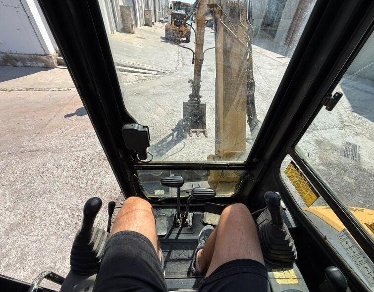 CATERPILLAR  304 **MINI EXCAVATOR**